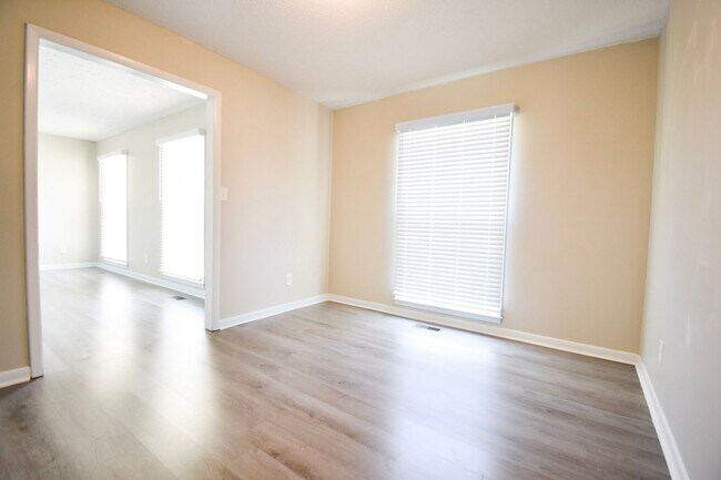 Foto del edificio - Coming Soon: 3 BEDROOM 2 BATHROOM - PETS C...