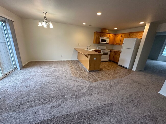 Building Photo - MOVE IN SPECIAL! Spacious 2 bed/2.5 bath w...