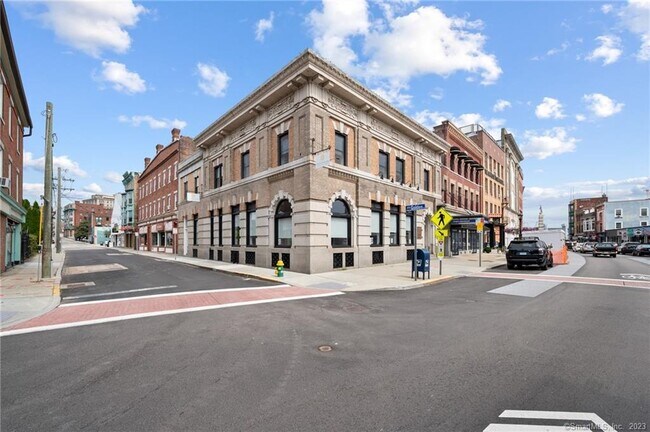 Building Photo - 61 Bank St