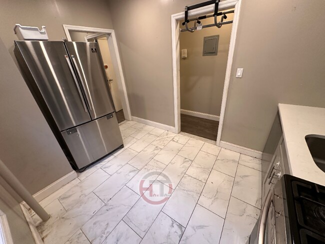 Building Photo - 1746 Parkview Ave