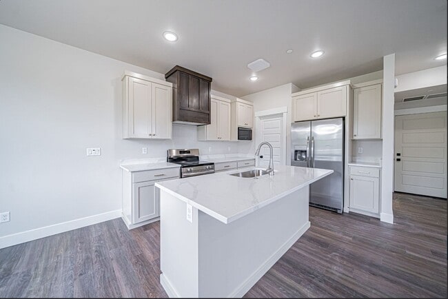 Foto del edificio - Beautiful 4-Bedroom Townhome for Rent off of Sunnyside in Idaho Falls