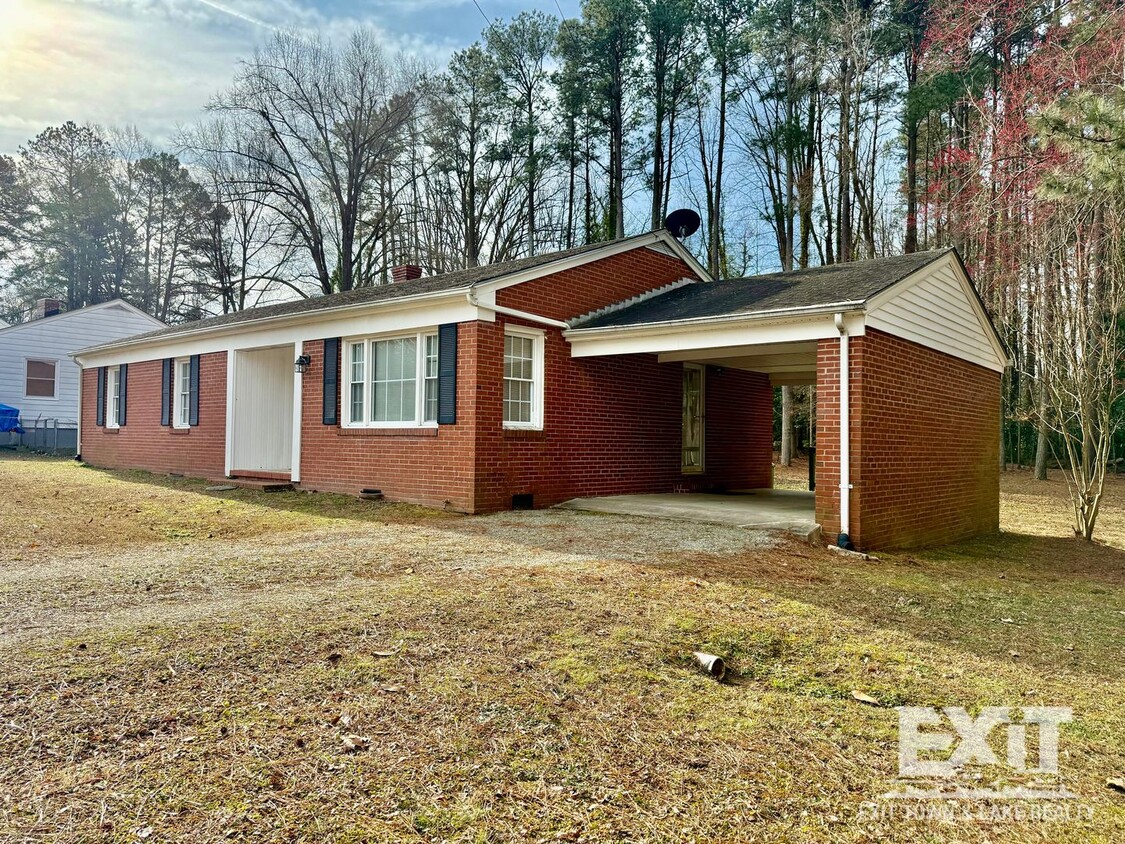 Primary Photo - Conveniently Located 3 Bedroom, 1 Bath Hom...