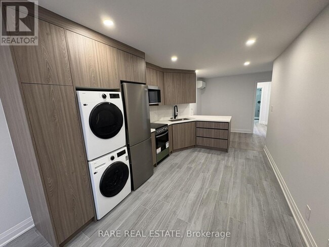 Building Photo - 783 Dovercourt Rd