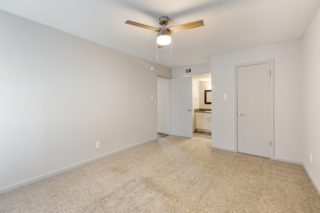 Foto principal - 8701 Town Park Dr
