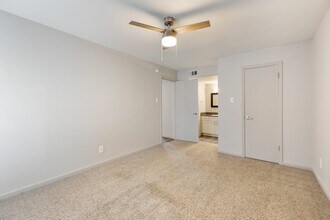 Building Photo - 8701 Town Park Dr