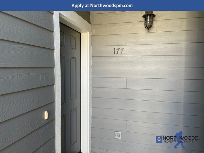 Building Photo - New Very Nice 2 Bedroom 1 Btahroom Downsta...