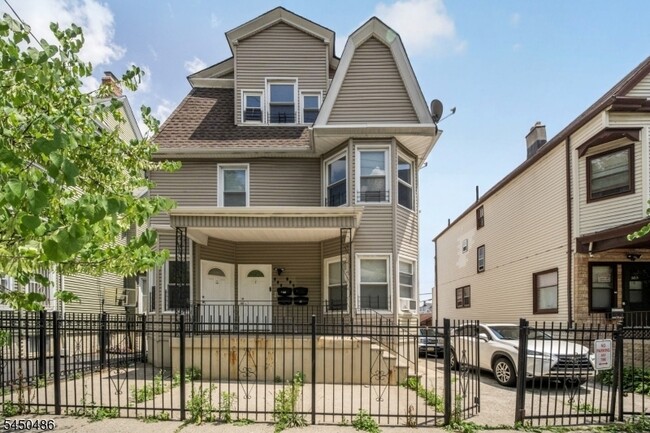 467-469 Summer Avenue Unit 3 - 467-469 Summer Avenue Unit 3 Apartment