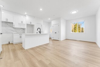 Building Photo - 10631-148 148 St NW