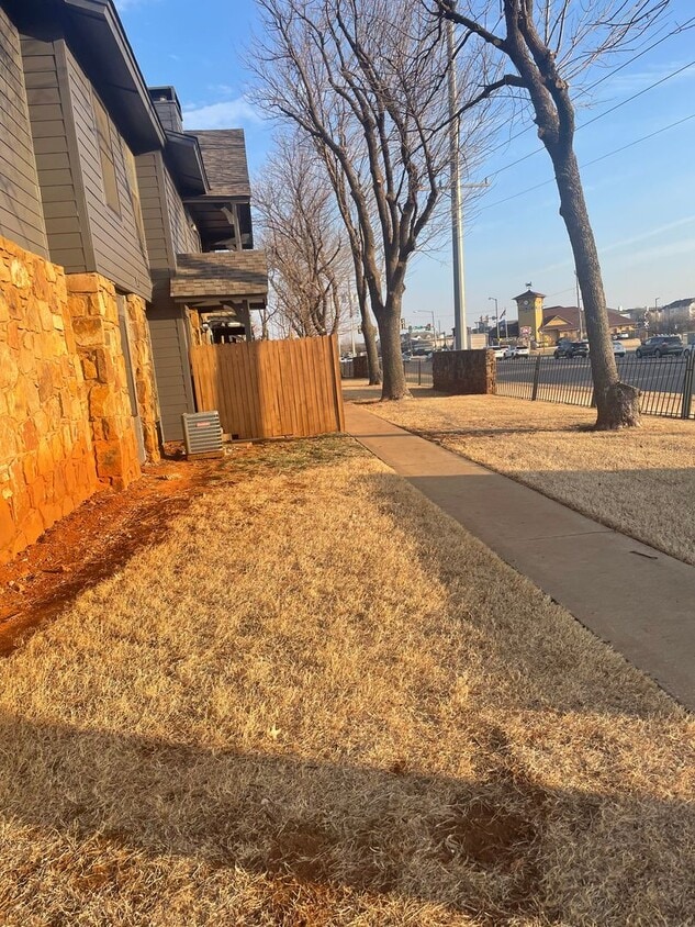 Fully Furnished 3 bedroom, close to everything! Flexible terms, easy application process! - Fully Furnished 3 bedroom, close to everything! Flexible terms, easy application process!