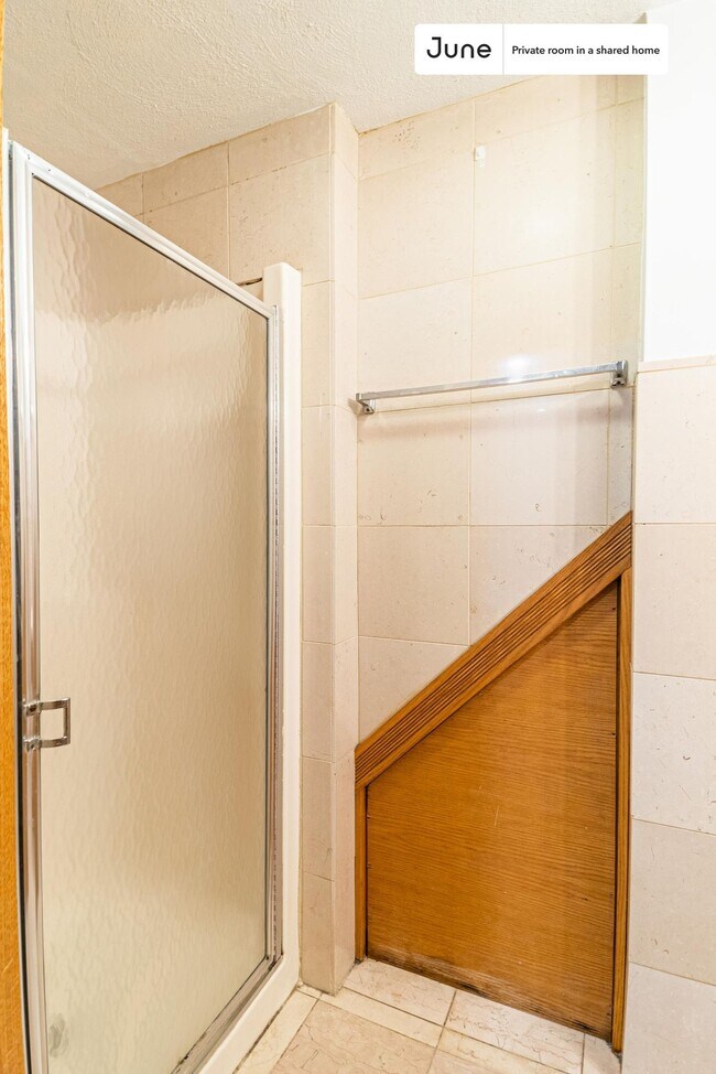 Foto del edificio - Room in Shared 5 bed/2 bath home