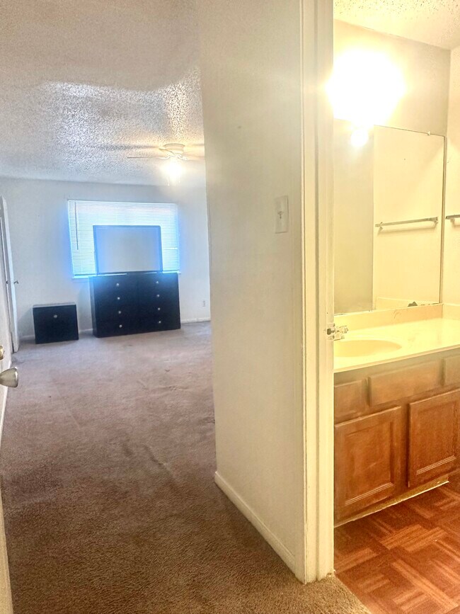 Dormitorio principal y baño - 2111 Greenbriar Colony Dr
