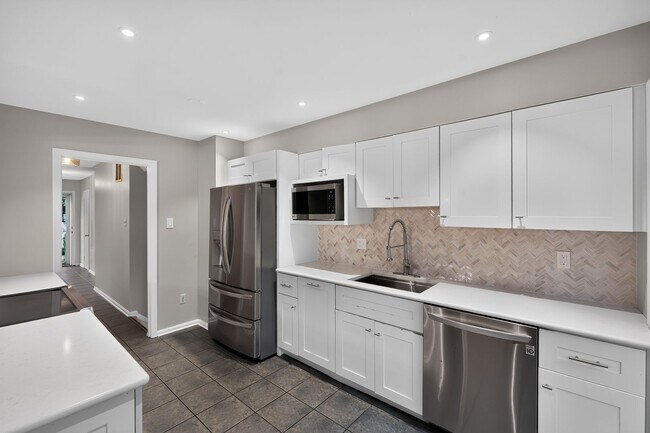 Foto del edificio - 3-level townhome in sought-after Sycamore Heights