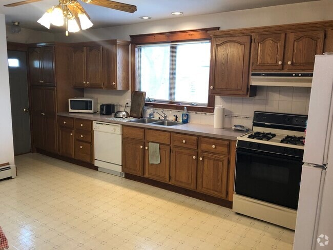Building Photo - 54 Varnum St