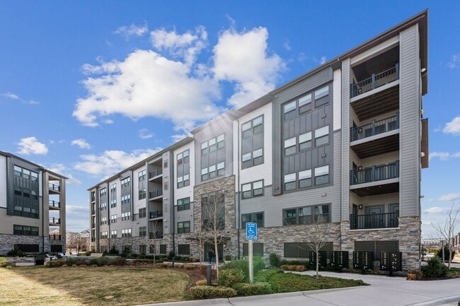 Gorgeous 2bd/2ba modern condo w/balcony located conveniently in MOSAIC AT WOODLAND PARK in Herndon. - Gorgeous 2bd/2ba modern condo w/balcony located conveniently in MOSAIC AT WOODLAND PARK in Herndon.