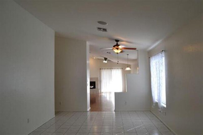 Building Photo - AMAZING FAMILY HOME!