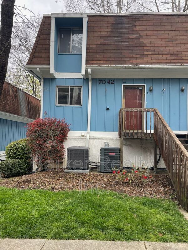 Foto principal - 7042-A Longstreet Drive