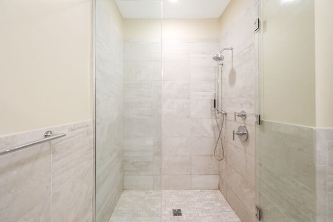 Building Photo - 1/Bedroom at Edgewater's top waterfront location.