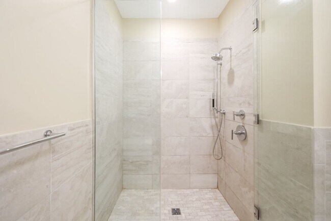 Foto del edificio - 1/Bedroom at Edgewater's top waterfront location.