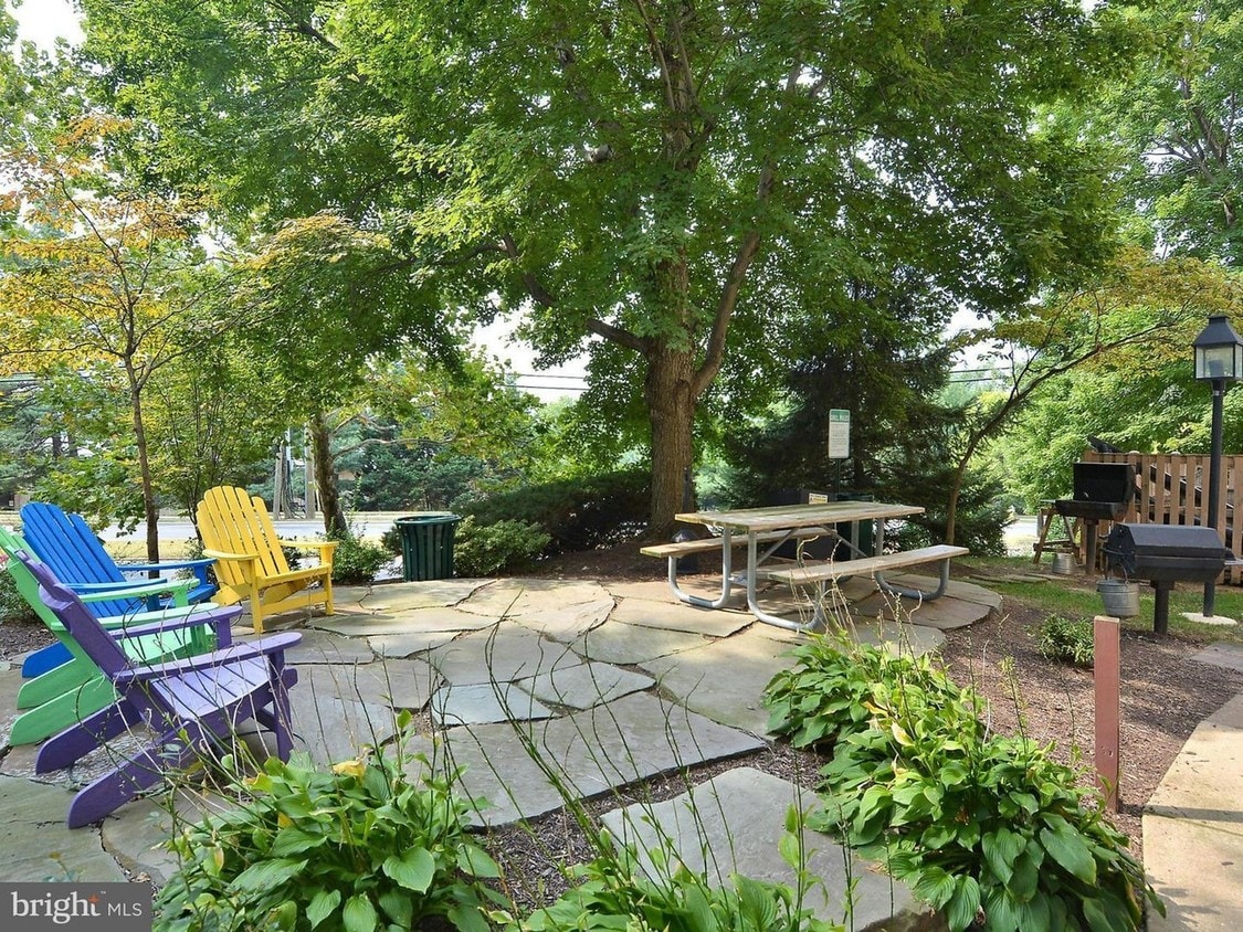 Primary Photo - 5911 Edsall Rd