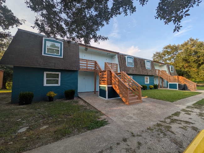Building Photo - 1609 Dugat Rd