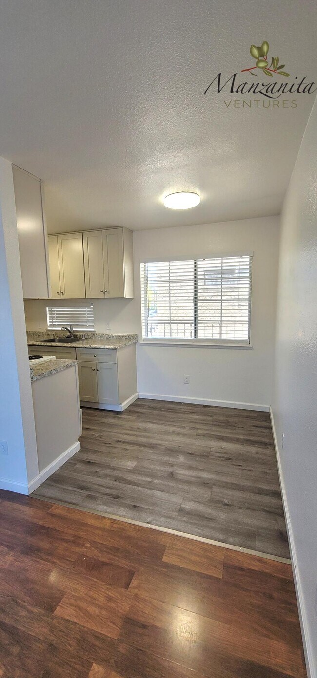 Foto del edificio - 241 E 10th St