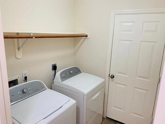 Foto del edificio - 8407 Resada Park Ln