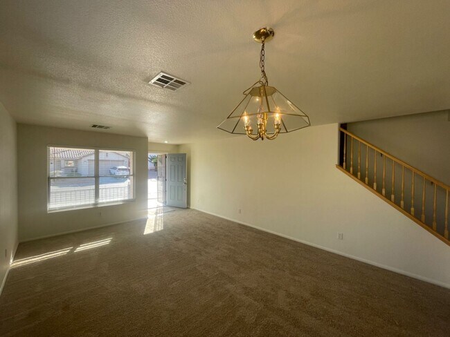 Foto del edificio - WONDERFUL 4BD/2.5BA WITH LOTS OF ROOM!