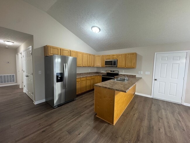 Building Photo - Spacious 3 bedroom, two bathroom home clos...