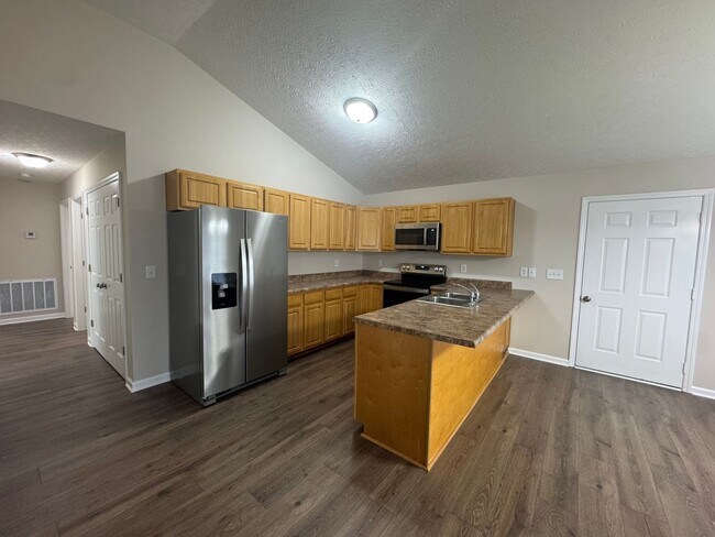 Foto del edificio - Spacious 3 bedroom, two bathroom home clos...
