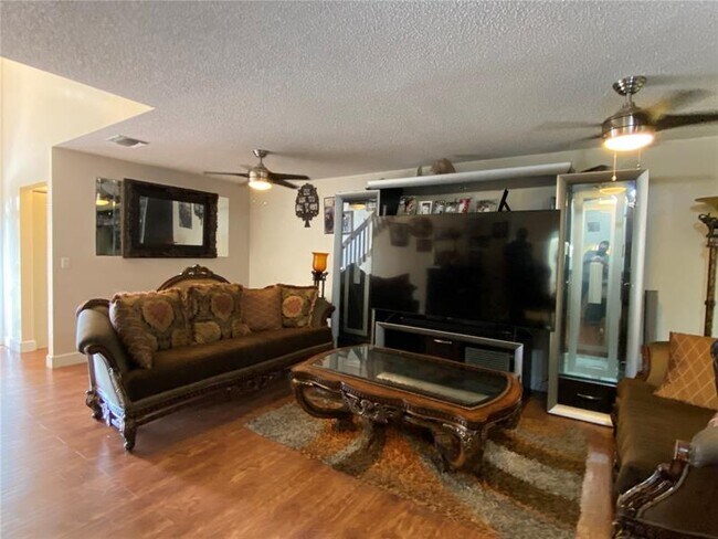 Foto del edificio - 890 NW 99th Ave