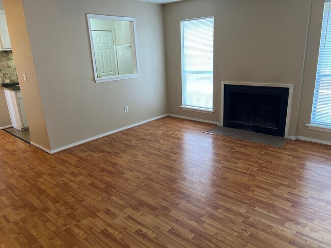Foto del edificio - 1200 N Cedar Ave