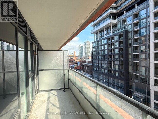 Photo du bâtiment - 180 Front St E