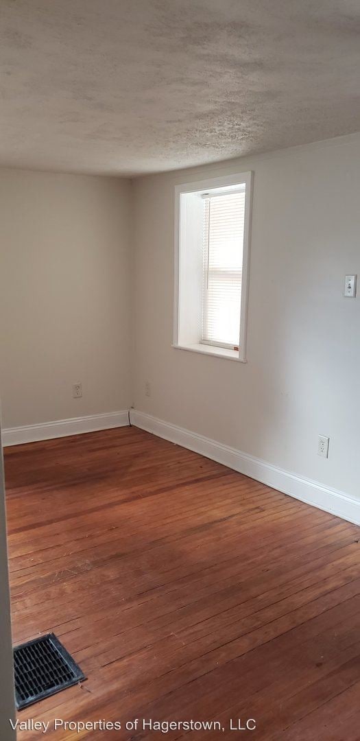 Building Photo - 2 br, 1 bath House - 149 E Main St