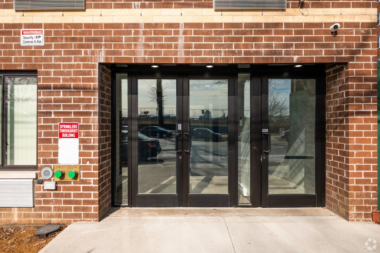 Building Photo - 3055 Sedgwick Ave