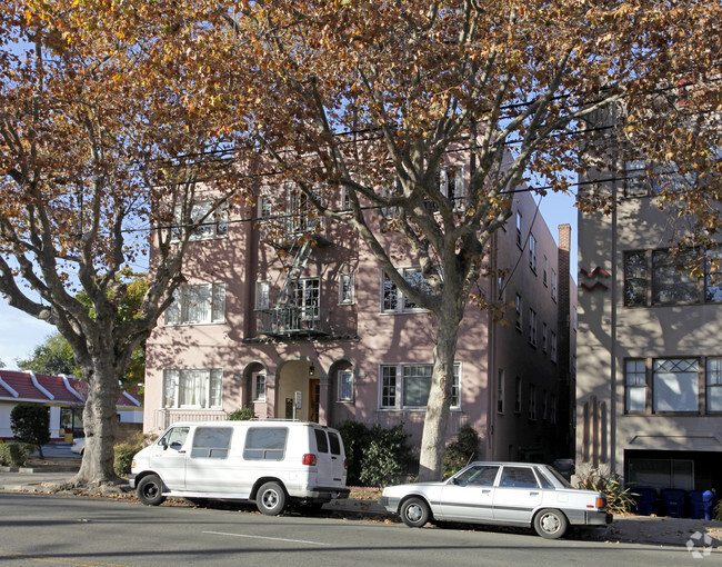 Building Photo - Central Apartments