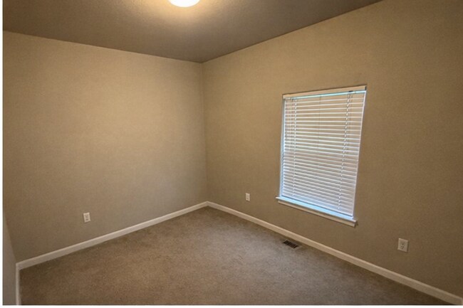 Foto del edificio - Charming 3-Bedroom Home in NE Bend, Oregon - PENDING APPLICATION