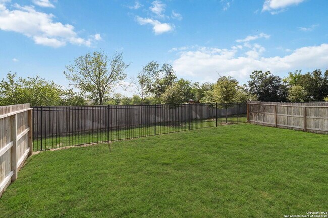 Foto del edificio - "Charming 3-Bedroom Home with 2 Full Baths and 1902 Sq Ft of Comfort in San Antonio!"