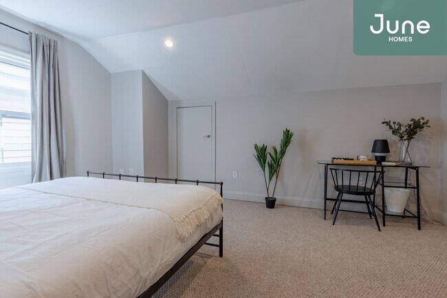 Foto del edificio - ROOM ONLY in 5-bed/3.0-bath Home