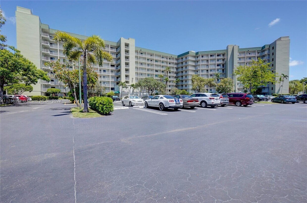 2334 S Cypress Bend Dr Unit 509, Pompano Beach, FL 33069 Condo for