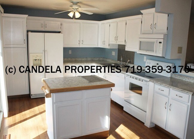 Building Photo - 6055 Del Rey Dr
