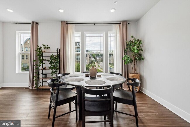 Foto del edificio - 6941 Waterbury Pl