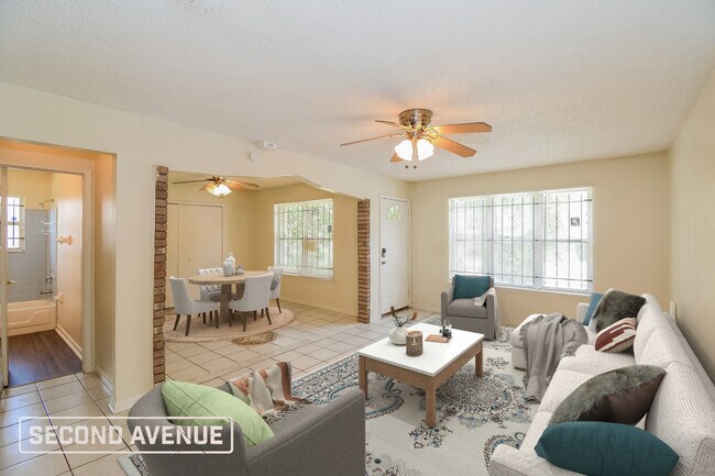 Foto del edificio - 7610 Bronson Ln