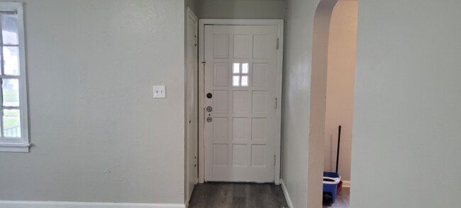 Building Photo - 3628 Almeda Dr