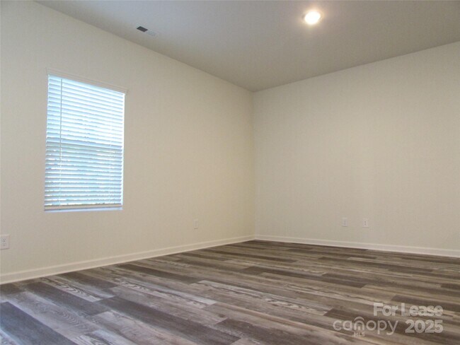 Foto del edificio - 107 Blakeslee Ct