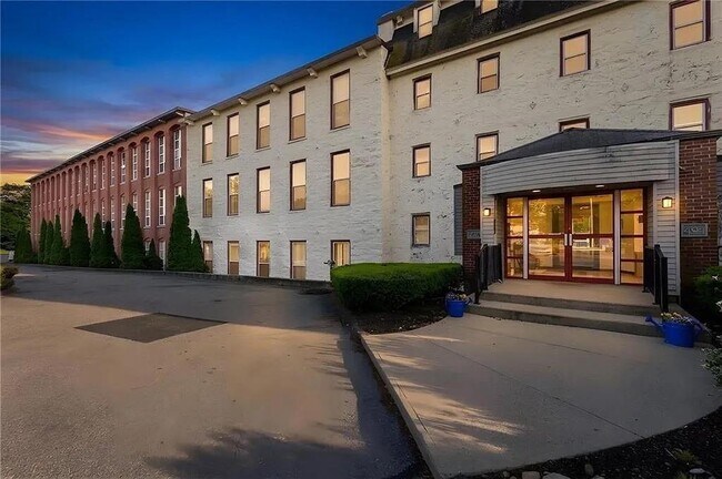 Foto del edificio - 494 Woonasquatucket Ave