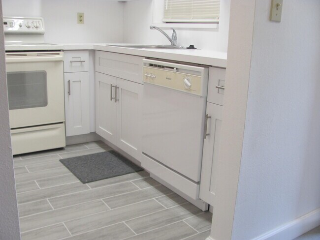 Building Photo - 4575 Lucerne Lakes Blvd W