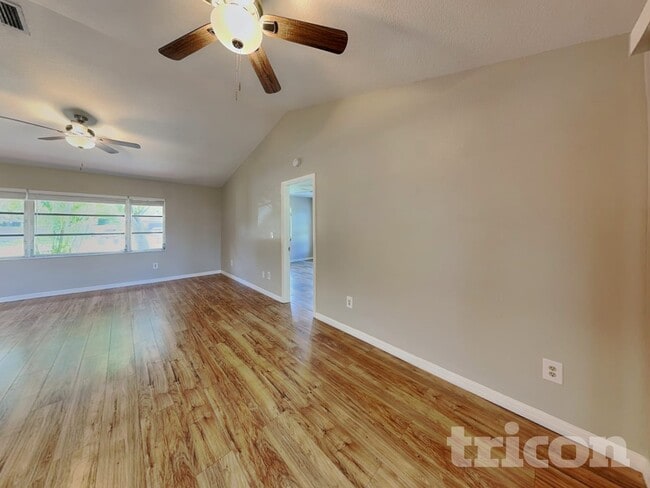 Foto del edificio - 20336 Peachland Blvd