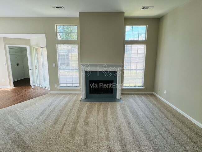 Foto del edificio - 4025 Oak Shadow Ln