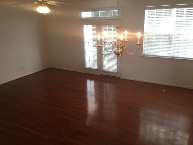 Foto del edificio - 8217 Martello Ln