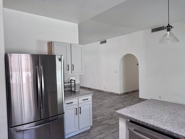 Building Photo - 54595 Avenida Velasco